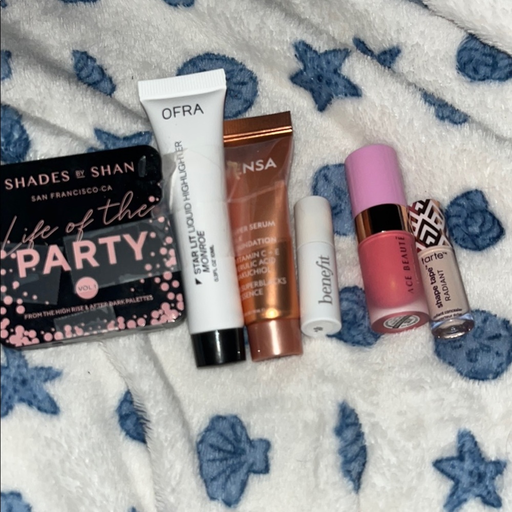 Makeup Set with Lipstick and Highlighter